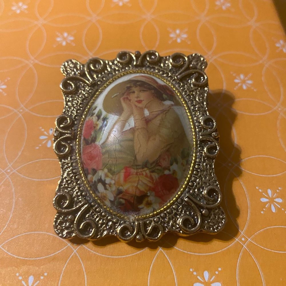 Vintage Gold-Tone Floral Cameo Brooch Pendant - Woman Portrait